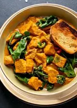 Ricetta Tempeh al Curry con Spinaci e Pane Croccante