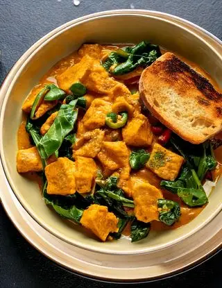 Ricetta Tempeh al Curry con Spinaci e Pane Croccante di heltamain