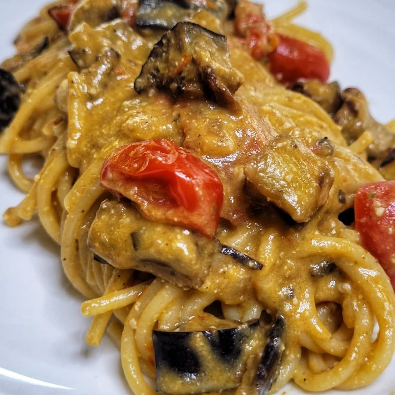 Spaghetti con crema di melanzane e pomodorini
