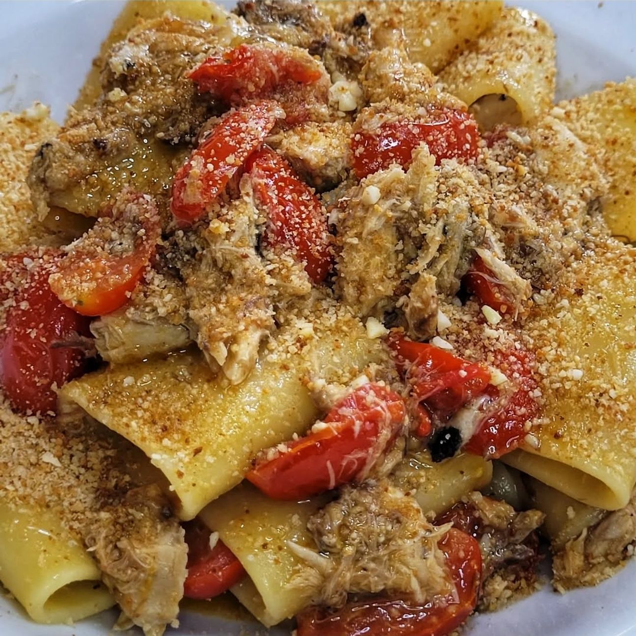 Pasta con sgombro, pomodorini e mollica