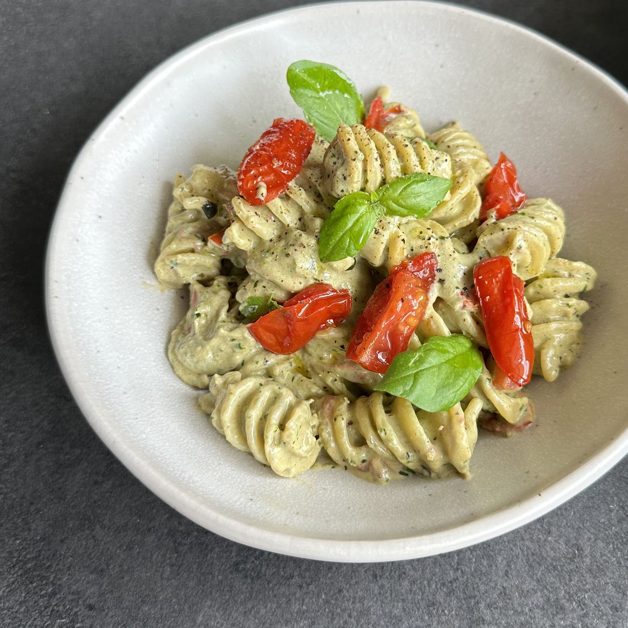 Fusilloni con crema di robiola, basilico e pomodorini