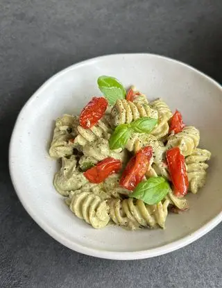 Ricetta Fusilloni con crema di robiola, basilico e pomodorini di heltamain