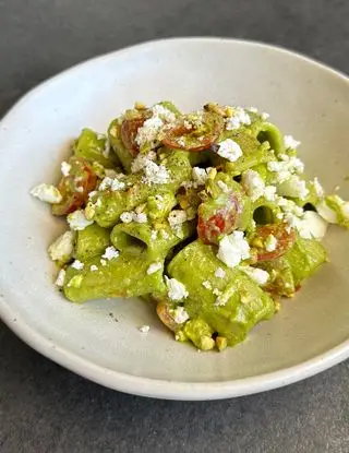 Ricetta Rigatoni con pesto di rucola, pomodorini e feta di heltamain