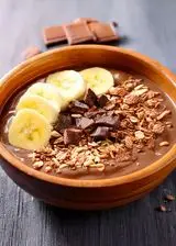 Ricetta Yogurt bowl al cacao con banana, cereali e cioccolato