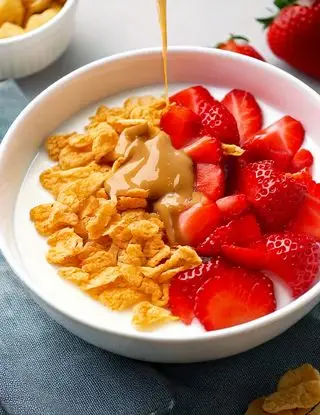 Ricetta Yogurt bowl con fragole, cereali e burro d'arachidi di heltamain