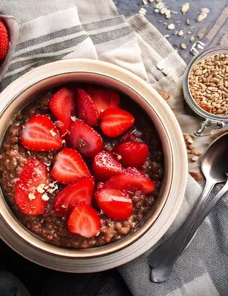 Ricetta Overnight porridge al cacao con avena e fragole di heltamain