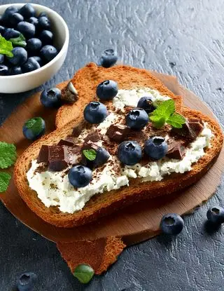 Ricetta Pane tostato con ricotta, cioccolato e mirtilli di heltamain