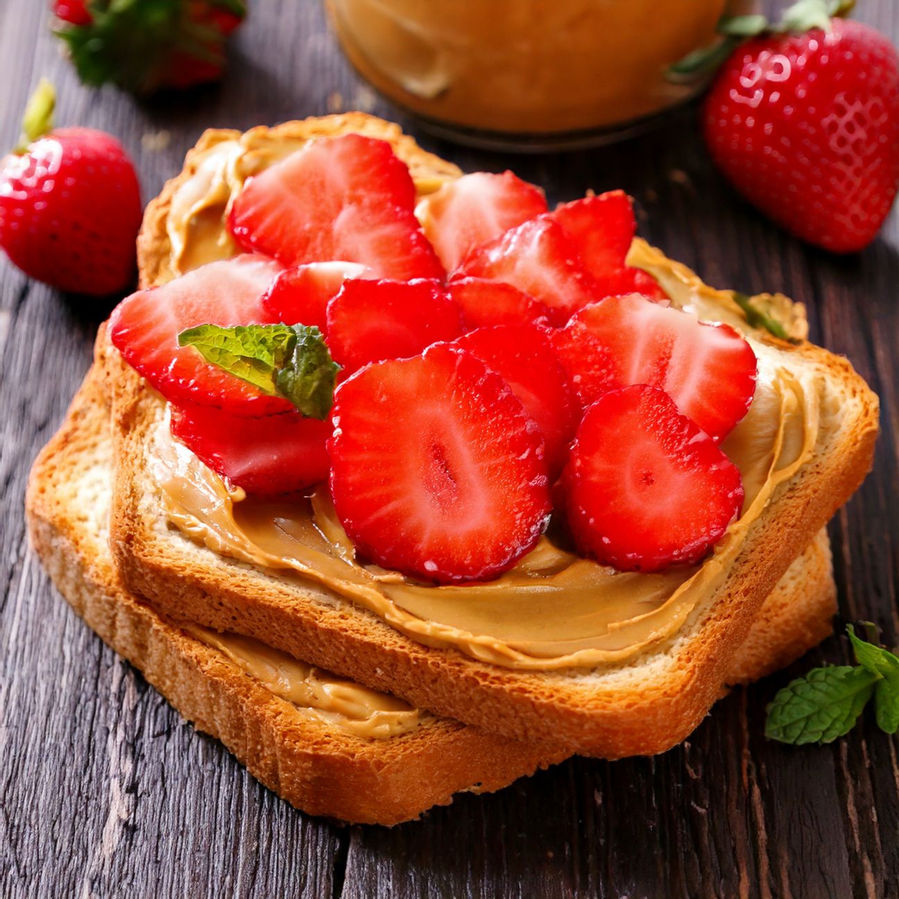 Fette biscottate con burro d'arachidi e fragole