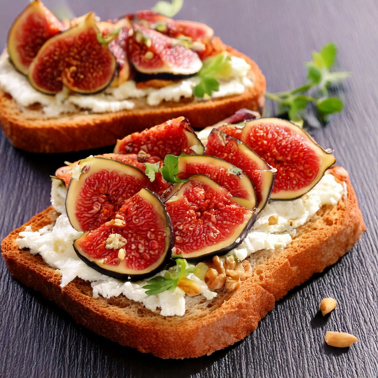 Pane tostato con ricotta, fichi e noci