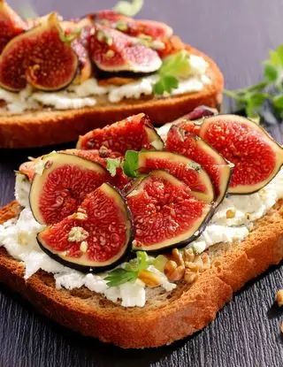 Ricetta Pane tostato con ricotta, fichi e noci di heltamain
