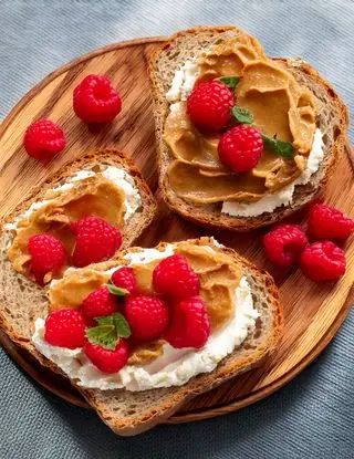 Ricetta Pane con ricotta, crema di arachidi e lamponi di heltamain