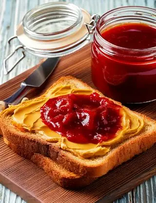 Ricetta Pane con crema di arachidi e marmellata di heltamain