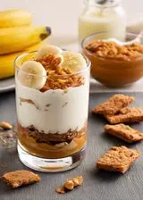 Ricetta Bicchierino con biscotti, yogurt, burro d'arachidi e banana