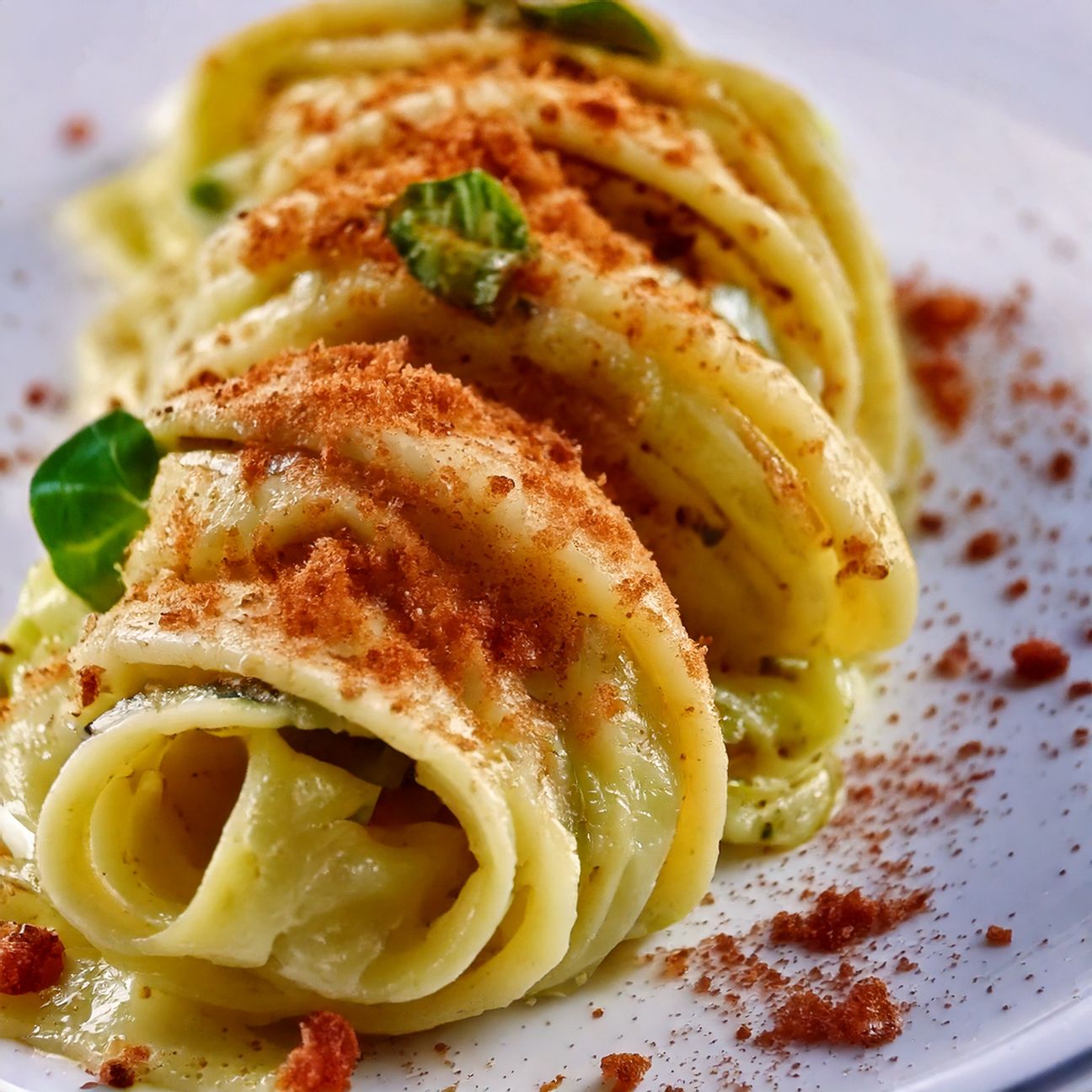 Spaghetti crema di broccolo e polvere di crudo croccante