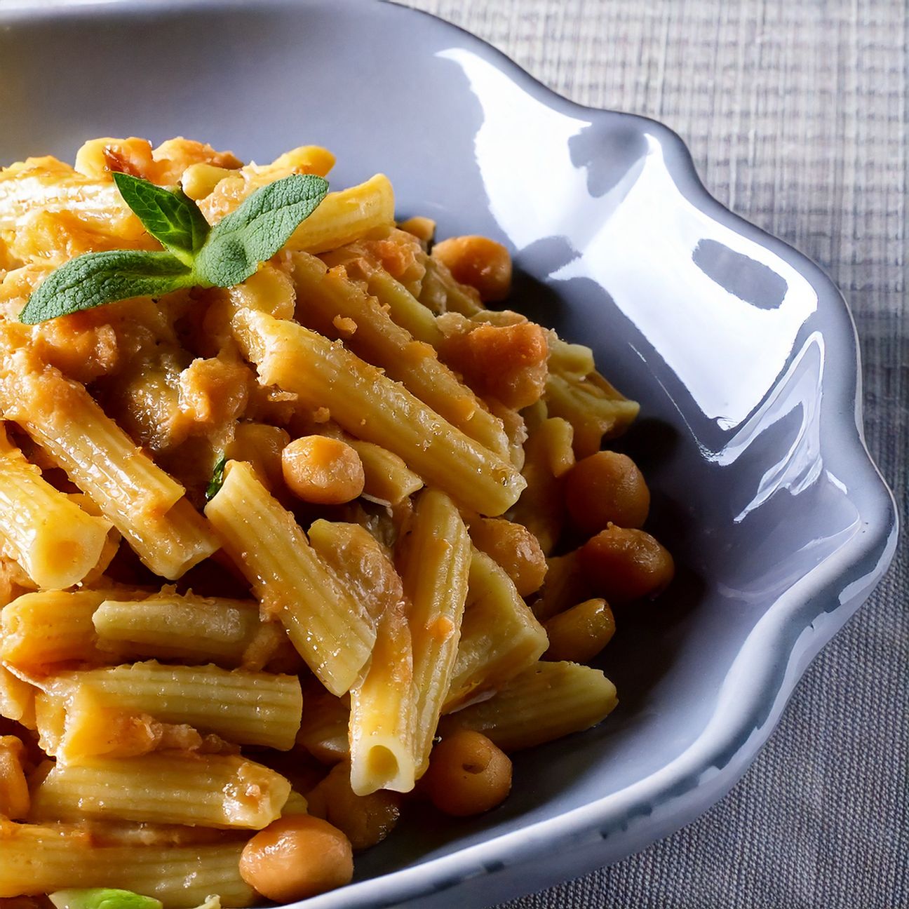 Pasta con crema di ceci, porri e salviaa