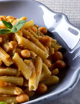 Ricetta Pasta con crema di ceci, porri e salviaa di heltamain