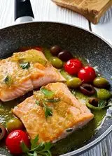 Ricetta Salmone in padella con salsa alle olive e pomodorini