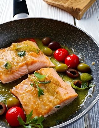 Salmone in padella con salsa alle olive e pomodorini - Al.ta Cucina ...