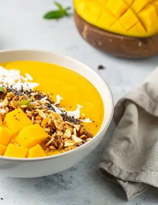 Ricetta Smoothie bowl al mango e cocco con granola e semi di chia di heltamain