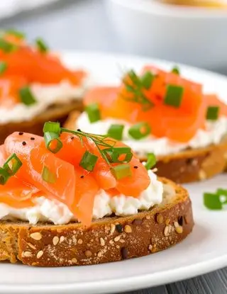 Ricetta Toast con salmone affumicato e formaggio spalmabile di heltamain