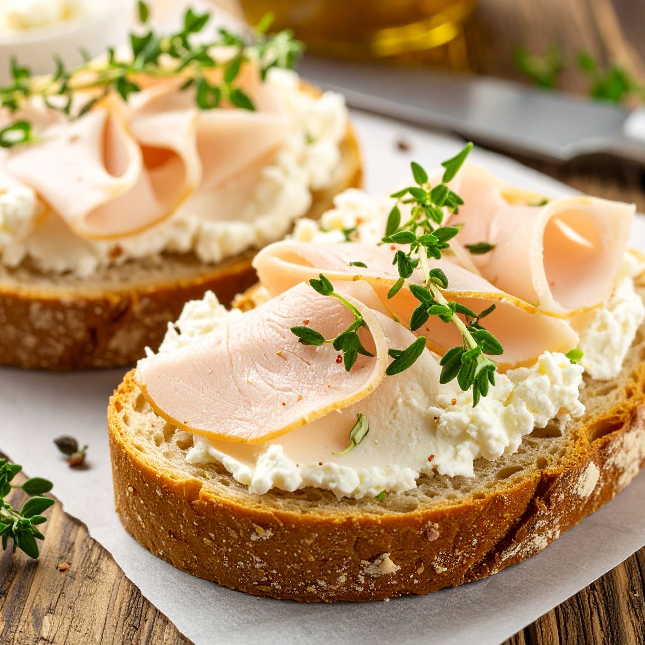 Pane con formaggio spalmabile e fesa di tacchino