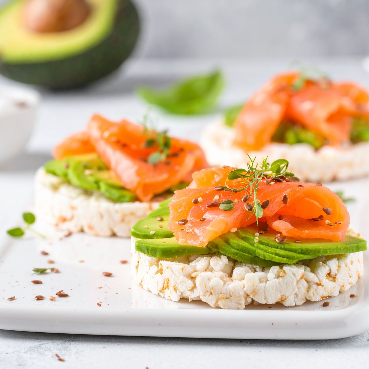 Gallette di riso con salmone affumicato, avocado e semi di lino