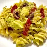 Ricetta Fusilli con mousse di avocado 🥑 pomodori secchi 🍅 e alici marinate.