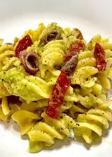 Ricetta Fusilli con mousse di avocado 🥑 pomodori secchi 🍅 e alici marinate.