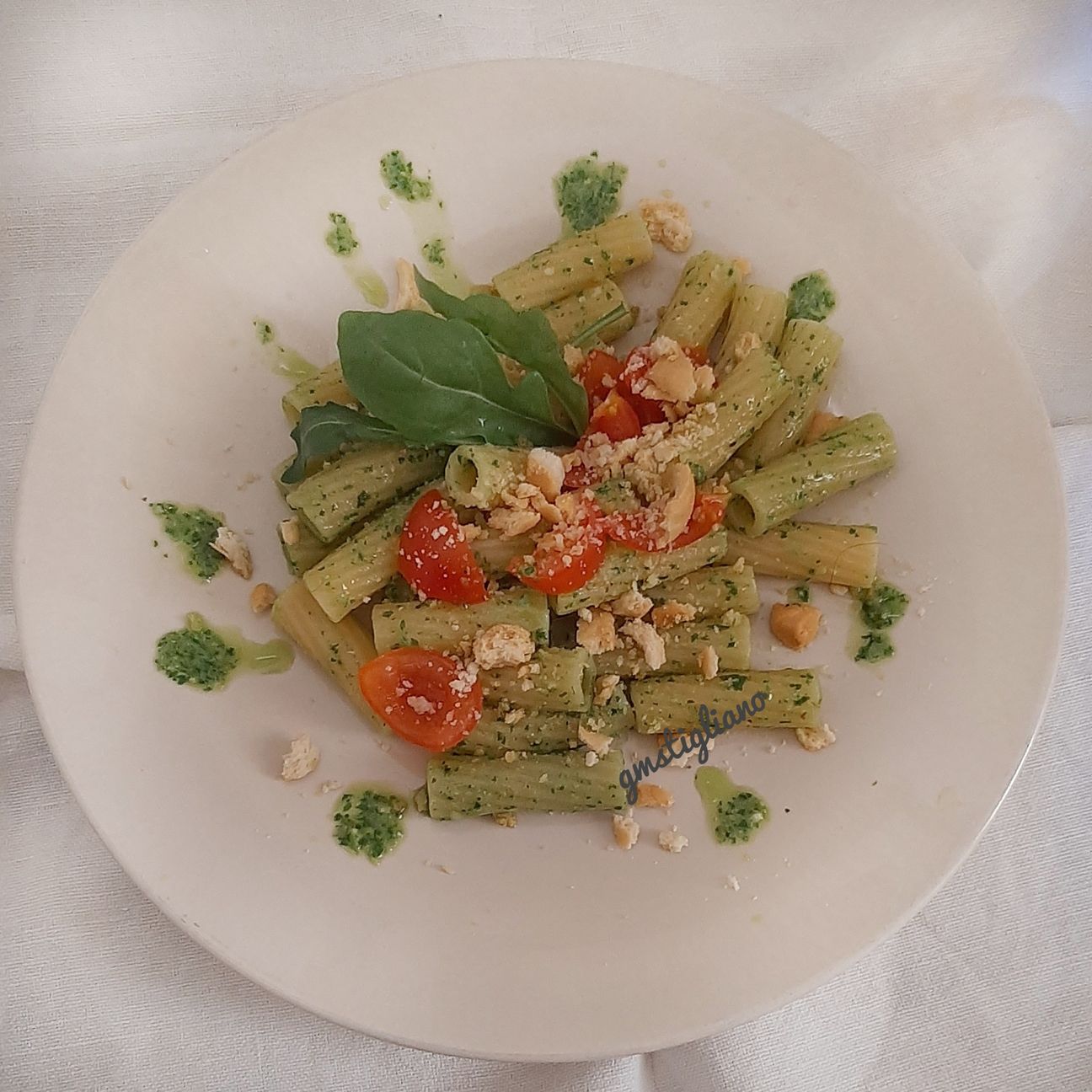 Elicoidali con pesto di rucola, pomodorini e taralli