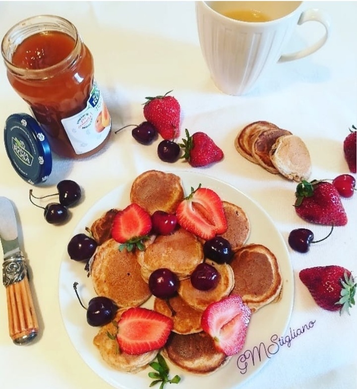 Mini pancakes con frutta fresca