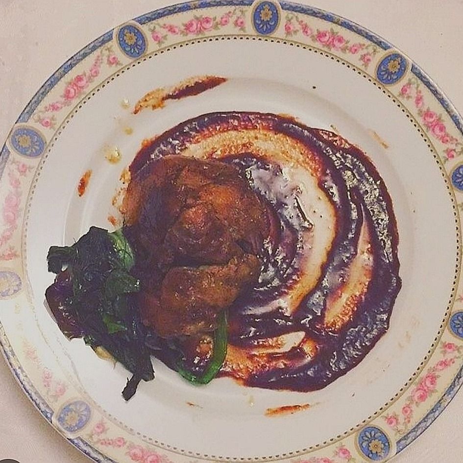 Spalla di maiale brasato, purea di prugne secche al vino e erbe di campo