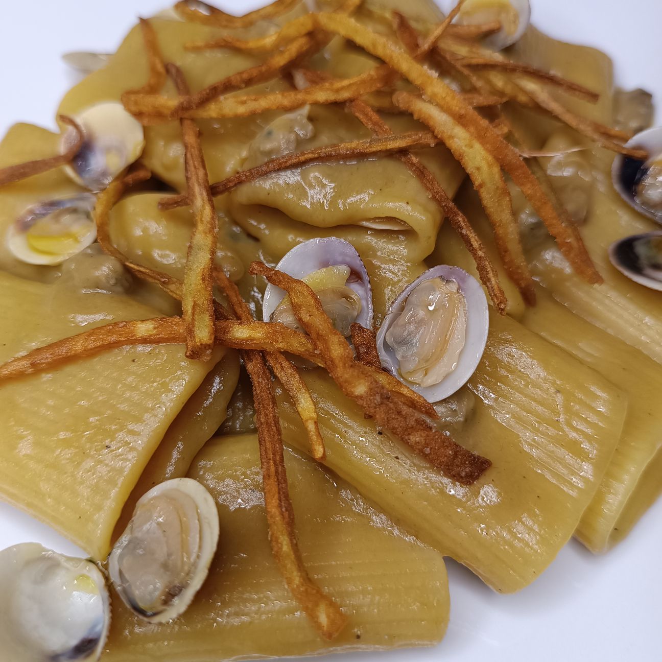 Paccheri alle vongole con crema di carciofi e stick di gambi di carciofo croccanti