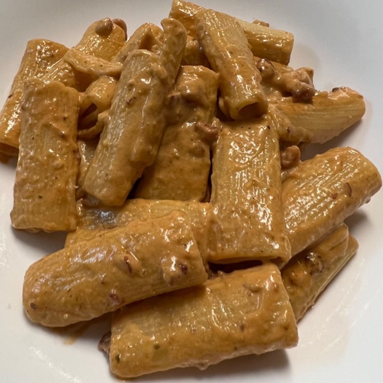 Rigatoni con pesto ricotta e noci.