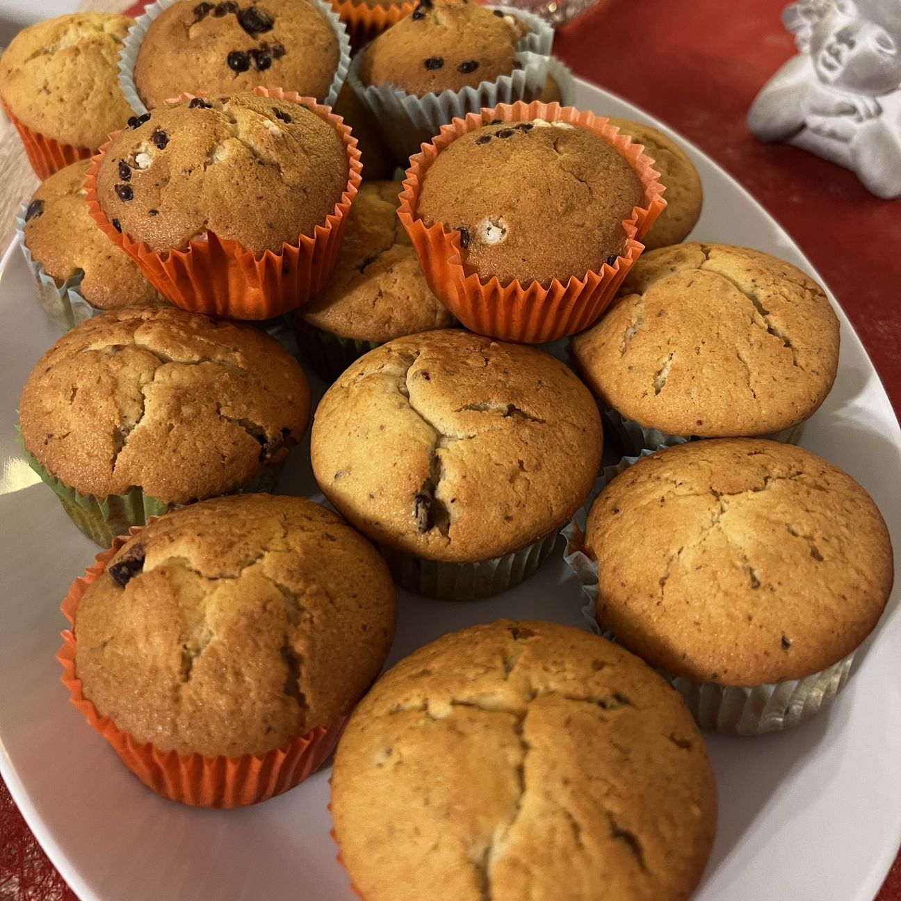 Muffin con gocce di cioccolato e granella di nocciole.