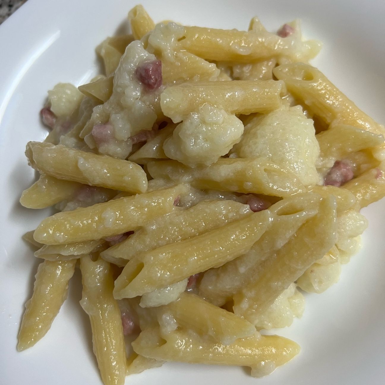 Pasta con cavolfiore e pancetta croccante.