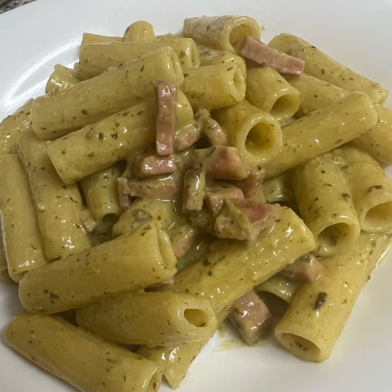 Pasta mortadella e pesto di pistacchi.