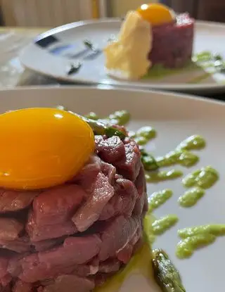 Ricetta Tartare di manzo al sentor d’arancia con crema di asparagi, tuorlo d’uovo e cialda di Parmigiano Reggiano🤤🥩 di framba