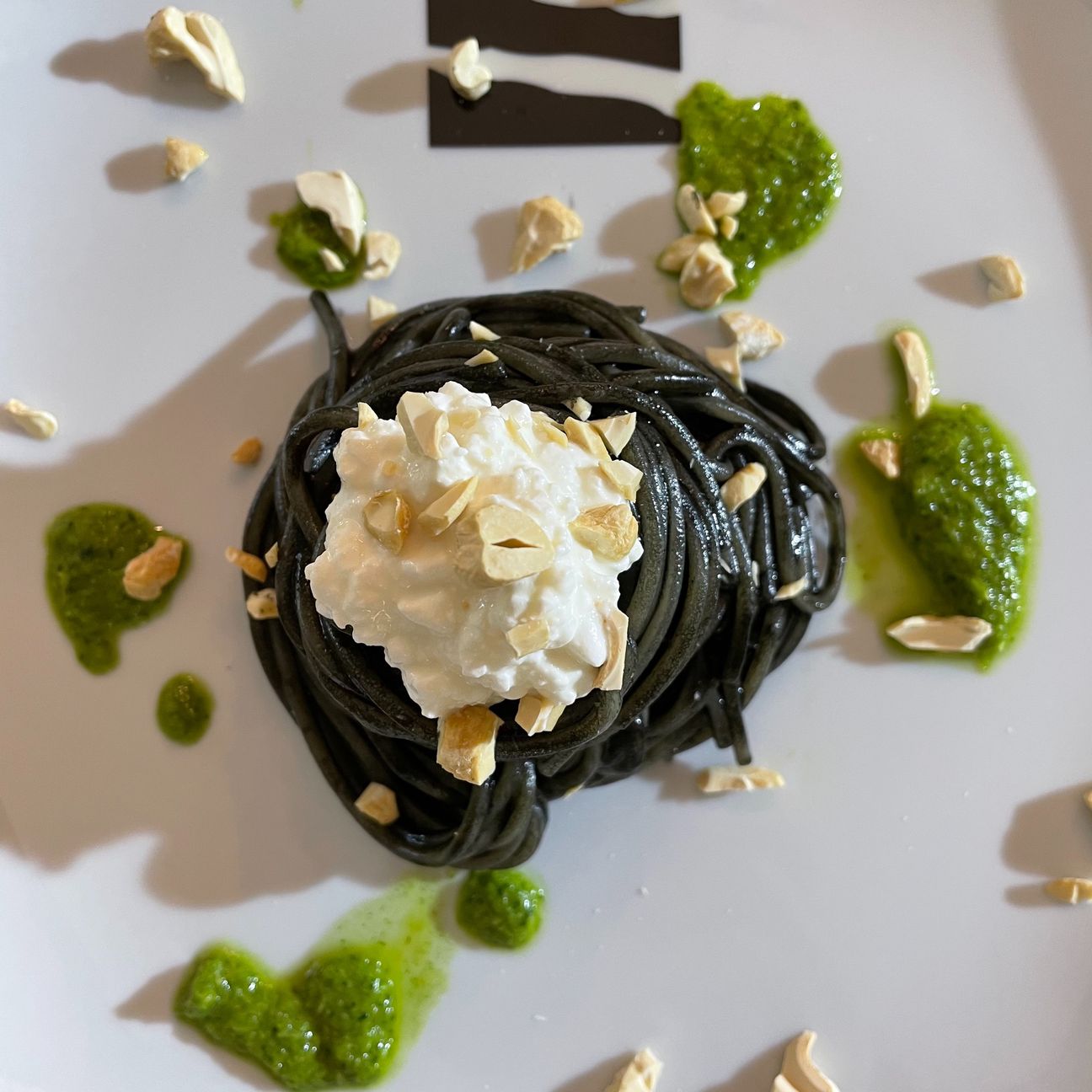Spaghetti al nero di seppia con crema di cicoria, fiocchi di latte e granella di anacardi⚫️😍