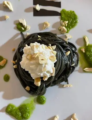 Ricetta Spaghetti al nero di seppia con crema di cicoria, fiocchi di latte e granella di anacardi⚫️😍 di framba