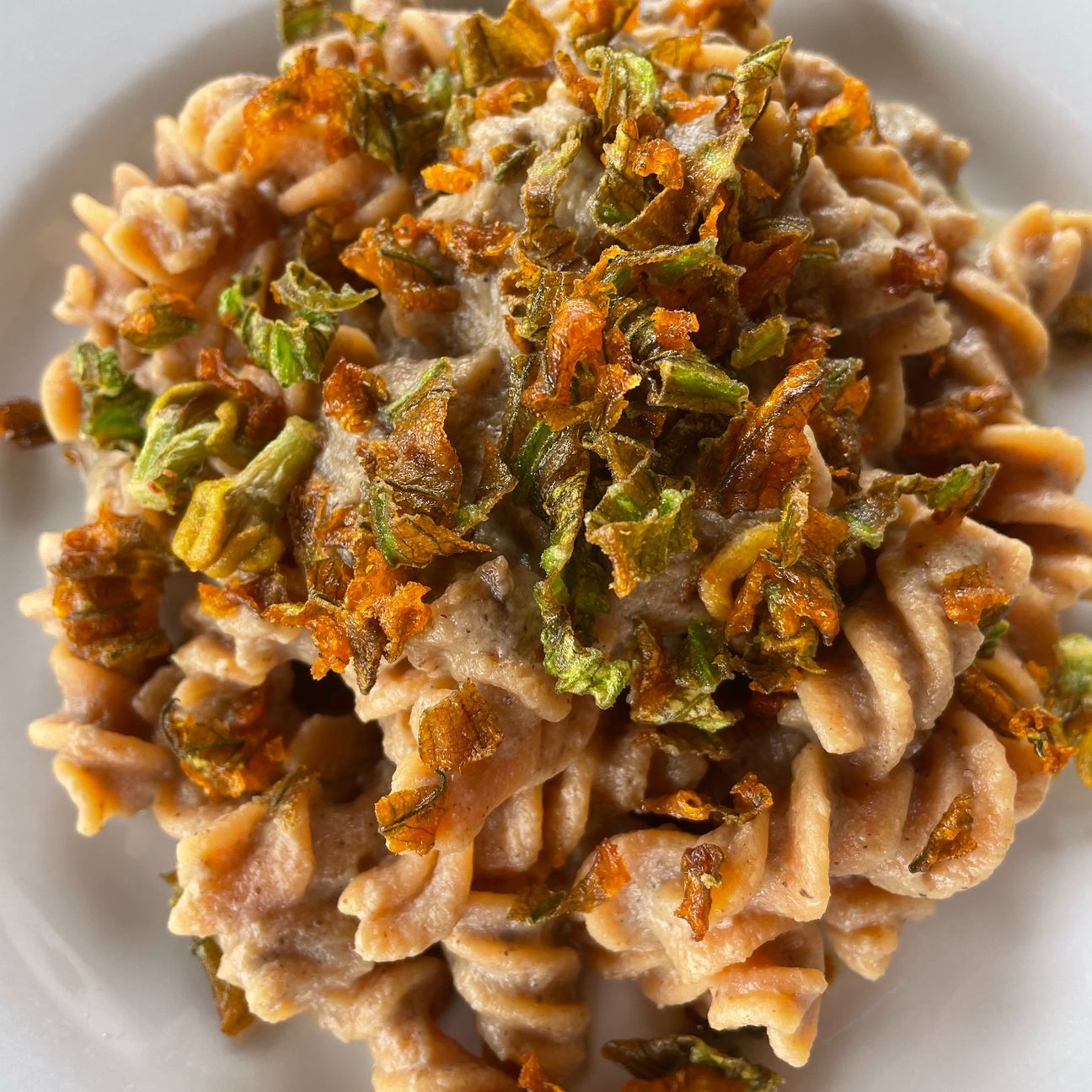Fusilli fatti con farina di lenticchie con crema di funghi e granella croccante di fiori di zucca😉😍