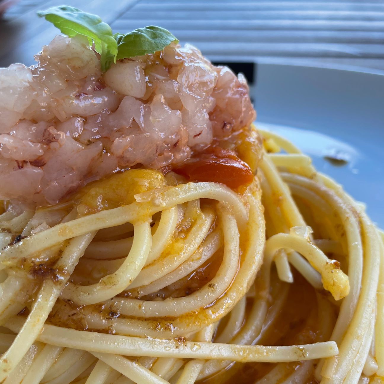 Spaghetti ai due pomodori con tartar di gamberi e colatura di alici🤤😍