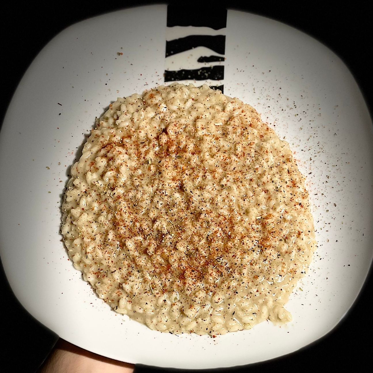 Risotto alla crema di lenticchie con paprika, pepe nero macinato e origano essiccato.