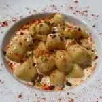 Ricetta Gnocchi di patate con fonduta di Taleggio, granella di pistacchi e paprika dolce.