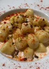Ricetta Gnocchi di patate con fonduta di Taleggio, granella di pistacchi e paprika dolce.