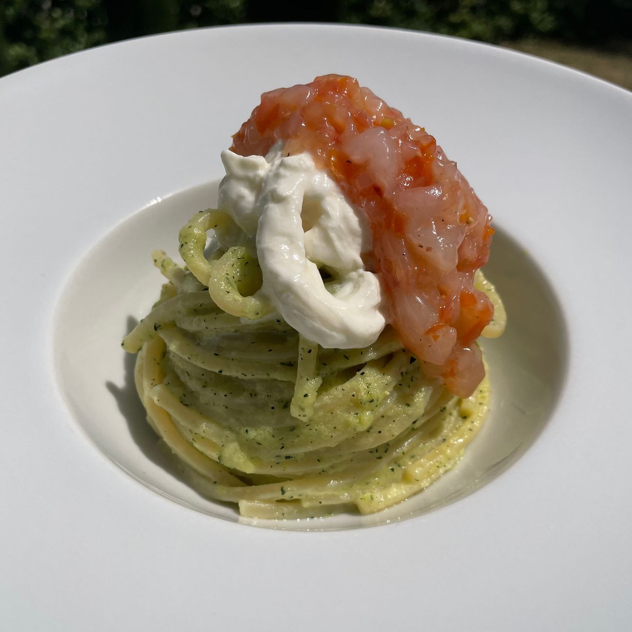 Spaghetti quadrati con crema di zucchine, stracciatella e tartar di gamberi e pomodorini pachino.
