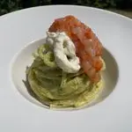 Ricetta Spaghetti quadrati con crema di zucchine, stracciatella e tartar di gamberi e pomodorini pachino.