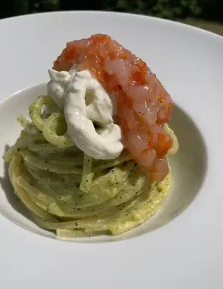 Ricetta Spaghetti quadrati con crema di zucchine, stracciatella e tartar di gamberi e pomodorini pachino. di framba