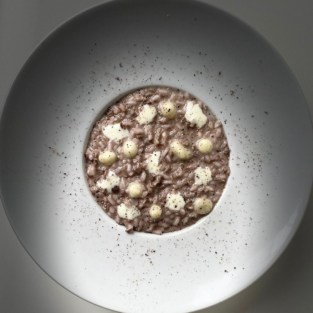 Risotto al vino rosso con stracotto di manzo e pois di crema di Taleggio e di cavolo
