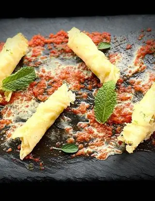 Ricetta Sigari di Parmigiano Reggiano ripieni di pesto di cavallo, con gazpacho di peperoni, emulsione di lime e foglioline di menta fresche. di framba