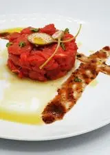 Ricetta Tartare di manzo affumicata al legno di quercia con frutto del cappero e salsa di mirtilli